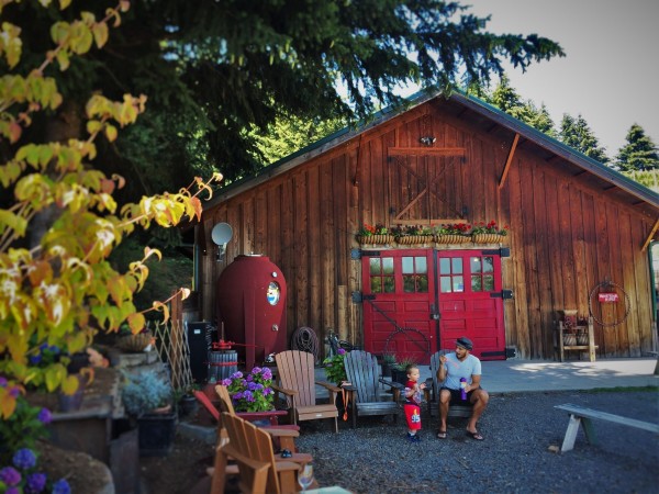 Rob-Taylor-and-TinyMan-Family-Friendly-wine-tasting-at-AniChe-Cellars-Underwood-Columbia-River-Gorge-2